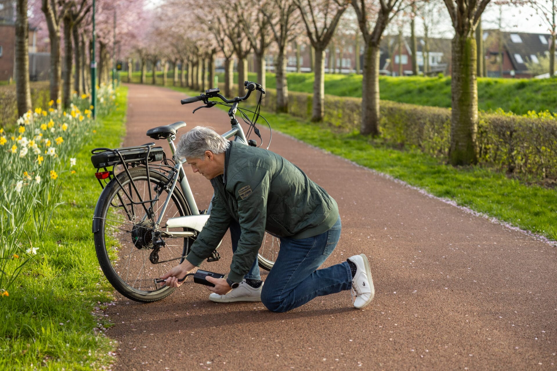 fietsband oppompen van elektrische fiets met de Mevon fietspomp op accu
