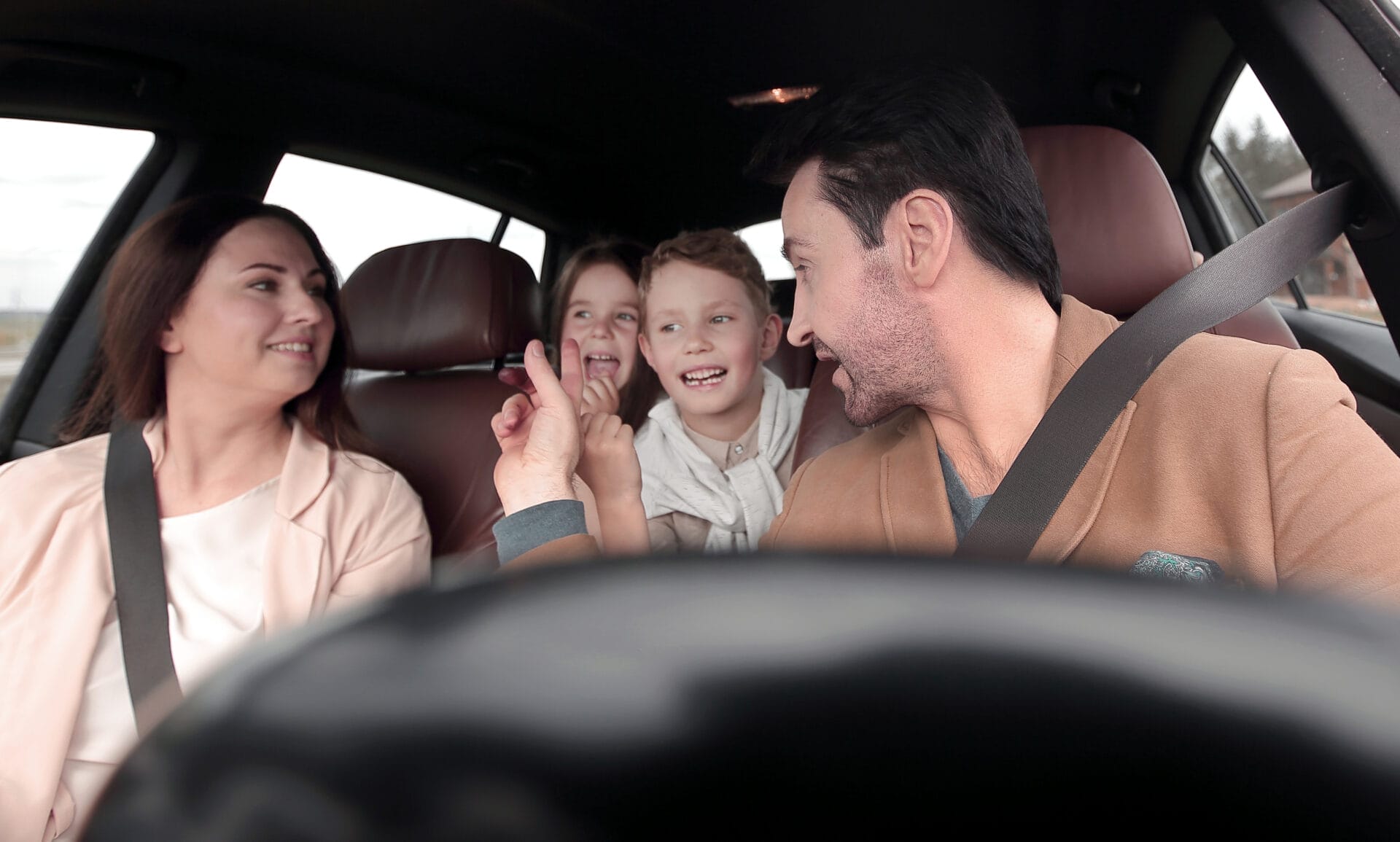 gezin speelt spelletje onderweg in de auto