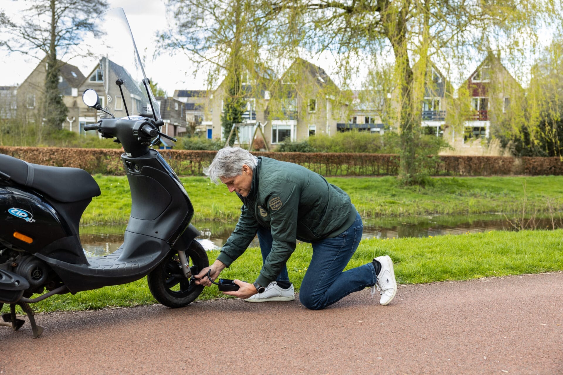 bandenspanning controleren scooter onderweg