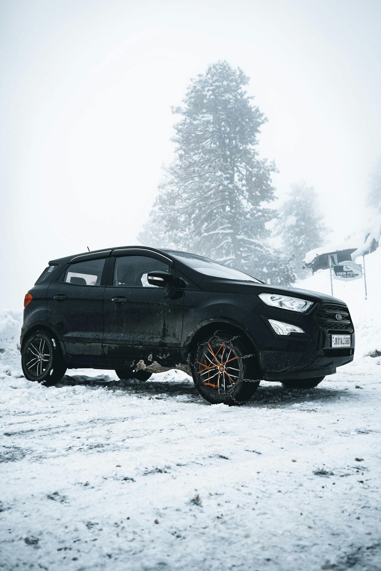 sneeuwketting om winterbanden op wintersport met de auto
